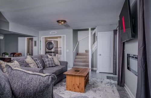 3BR 2BTH Waterfront Vacation Rental on Riverwalk to Downtown McHenry with Pier - Foto 33