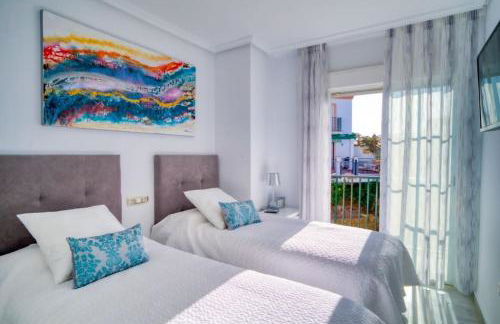 Marbella Luxury Home with Games Room & Sea Views - Photo 26