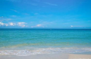 Luxury Home with Hot Tub & Outdoor Oasis blocks from the Beach - Foto 63