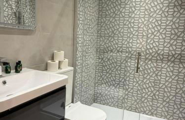 Large Luxury 5BDR Home 2 Bath and Free Parking - Foto 14