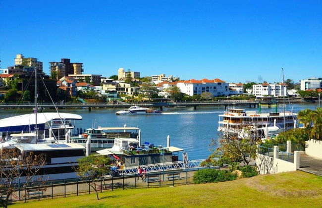 2BR Beautiful River Retreat Pool Wine Gym Netflix - Foto 27