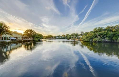 Waterfront Apartment Private Patio Pool - Foto 31