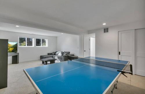 Stylish Bellevue Retreat - Photo 11