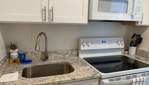 Upscale 1 Bedroom in Gadsden, AL - Photo 5, stove, pet friendly, minibar