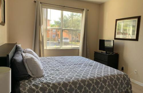 Spacious 4 BR Townhouse with 2 King Size Master Bedrooms, 3 miles to Disney, Free WiFi and Free Parking - Foto 14