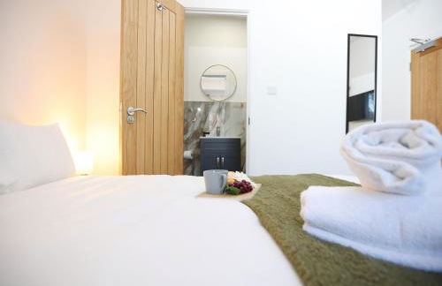 Gloucester Rd By N And N Stays, Newly Refurbed 6 Bed all ensuite house by N And N Stays Ltd, Perfect for contractors and Corporate stays, Close to YTL Arena Site, Pvt Parking for Vans and and work vehicles, Wifi - Foto 25