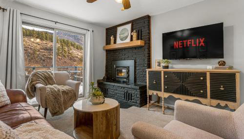 Cozy Riverfront Cabin with Fireplace & Deck - Foto 2