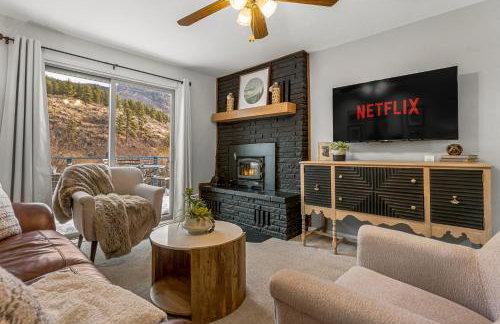 Cozy Riverfront Cabin with Fireplace & Deck - Foto 2