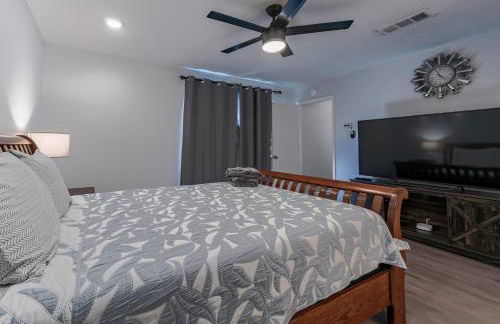 Beautiful home with backyard - Photo 23