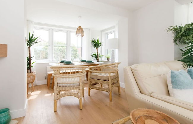 Mariners Stylish Beachside Getaway With Sea Views - Photo 64