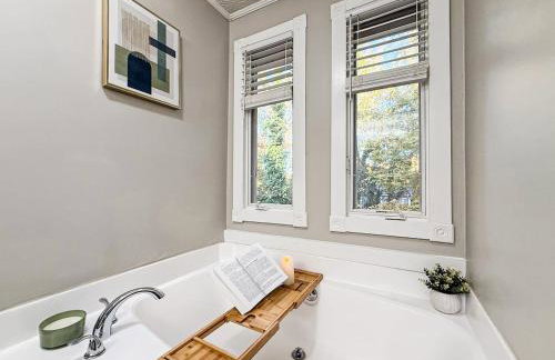 King Bed! Soaking tub! Fenced Yard w Screen Patio - Foto 4