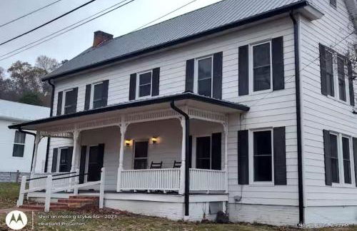 Classic Lakeside Estate Stay with Cozy Living Spaces & Outdoor Adventures in Kuttawa, Kentucky - Foto 1