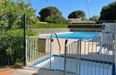 Magnifique 2 pièces design, moderne, calme, proche plage, résidence avec piscine, tennis, wifi et place de parking privée - Photo 3