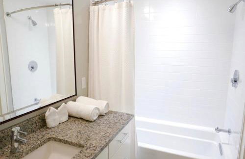 Stunning Logan Circle Apt - With Parking - Photo 14