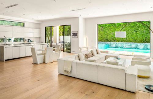 Luxurious Retreat - Modern House with Pool - Photo 8