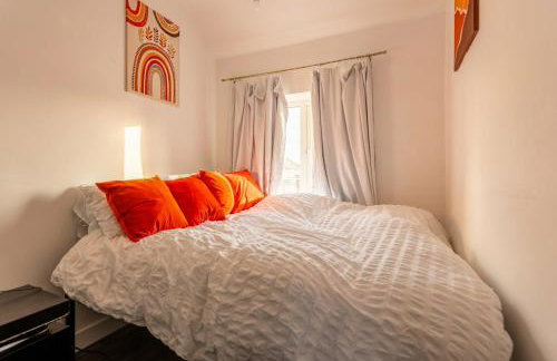 Spacious 3-Bed Home for 8 | Free Parking & Garden - Foto 6