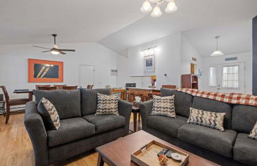 Tranquil 3BR Retreat Game Room Deck Beach Pass - Foto 8