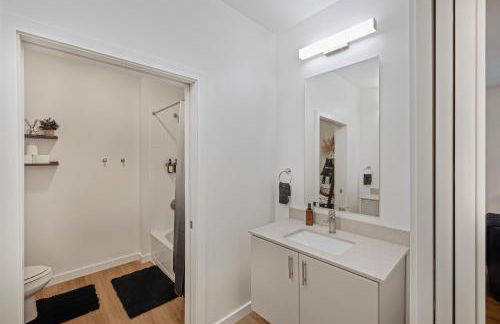 New Downtown Luxury APT ' 2 King Beds, Free Parking, Fast Wi-Fi & Gym Access! - Foto 23