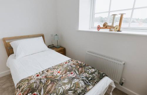 Grade II Mill Townhouse in Leeds with Free Parking which Sleeps 6 - Photo 48