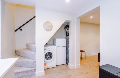 Foden's House by YourStays - 2 Bedroom Cottage in Sandbach with gorgeous dining room extension, High end finish - Foto 25