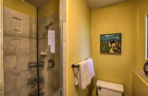 Serene Desert Escape with Porch and Resort-Style Perks - Foto 15