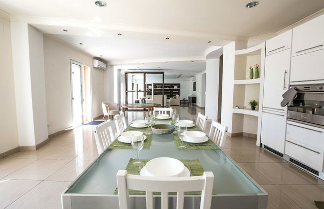 Bright, Spacious and Right in the Center - Foto 11