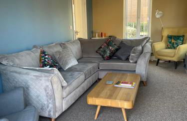 Stunning Large Detached Gloucester, 4 beds, 3 bedroom, 2 bathroom property, Nr Chelt, The Docks and Quays sleeps 6 - Photo 2