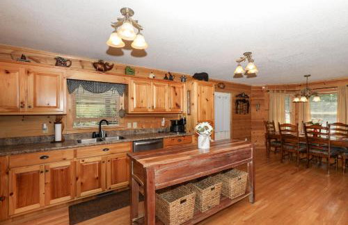 3-Story Private Cabin with Hot Tub and Fire Pit - Foto 10