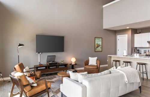 Penthouse Luxury with Pool Patio and City View plus Walk to Broadway - Foto 33