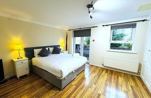 Cosy 2 Bedroom Canary Wharf House with Private Garden - Foto 12