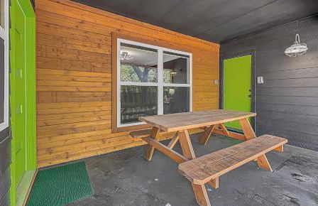 New-The Mod Poppy Large home 10 minutes from it all - Photo 48