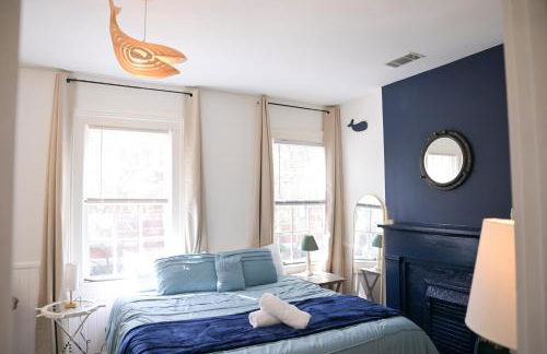 The Maiden Voyage - Themed Getaway, Steps to Forsyth, King Bed, Grill, Games, Picnic Basket - Foto 43