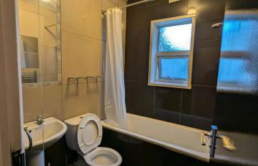 3B-10min City Airport Parking No Parties allowed - Foto 9