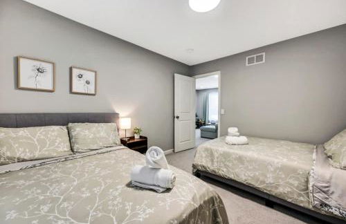 Modern 5BR, Kid-Friendly Home In Poconos with Pool Table - Foto 78