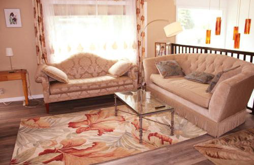 Bright 3 bedroom home with full kitchen, fenced backyard, sports court and free parking - Foto 3