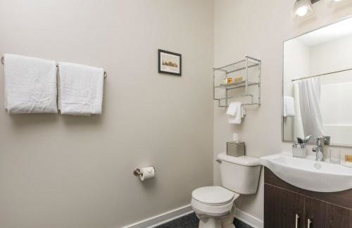 CozySuites Music Row Spacious 2BR with free parking 40 - Foto 19