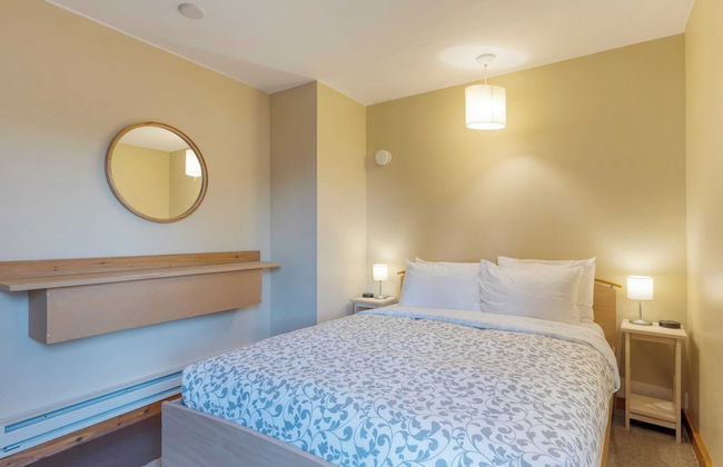 Deck Views, Fire Pit, Pool, 3 Mins to Beach Madrona Tree Retreat by Avantstay - Foto 31