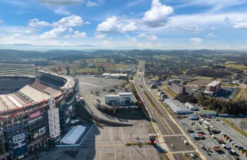 New 3BR Raceday Retreat - Steps from Speedway - Foto 7