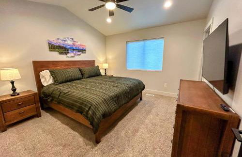 Peaks & Pines Modern Gem, 2 Kings, Bunks, Hot Tub, Walkable, Kid's Cove - Foto 33