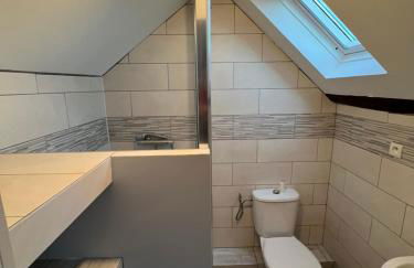 Venez respirer l'air de la Campagne a 70 km de de l'Océan, Villers sur Mers , Deauville ..... Maison de 100 m² ,sur une parcelle de 2000 m² 3 chambres toutes refaites , 2 salles d'eau , 2 toilettes , cuisine équipées . tous refait a neuf - Foto 25