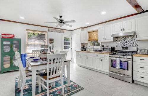 Twin Pines Retreat - Lake, Firepit and Games - Foto 60