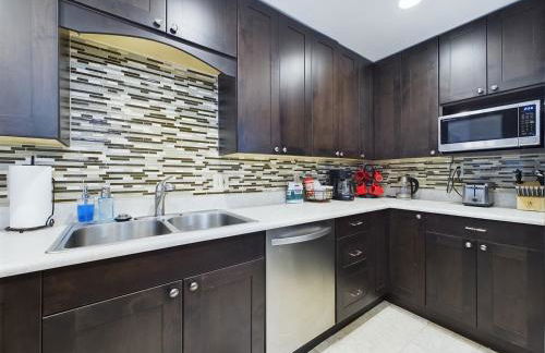 Updated Duplex with Mountain & Filtered Water View - Foto 36