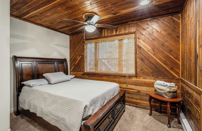 Sky View Chalet by Avantstay Stunning Interior, Spacious Deck, Hot Tub, & View - Photo 23