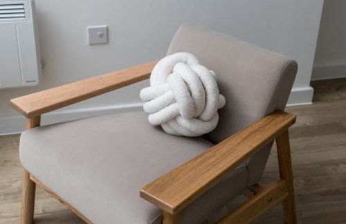 Modern Canal-Side Apartment in Milton Keynes - Photo 3