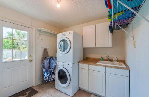 Large pool home and blocks away from the beach - Foto 10