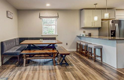 Lakefront Cabin Sleeps 14 - 2 Level Dock - Sun Deck - Foto 9