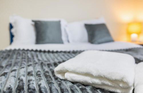 Spacious 4 Bedroom Home Near City Centre Sleeps 11 with Free Parking - Foto 6