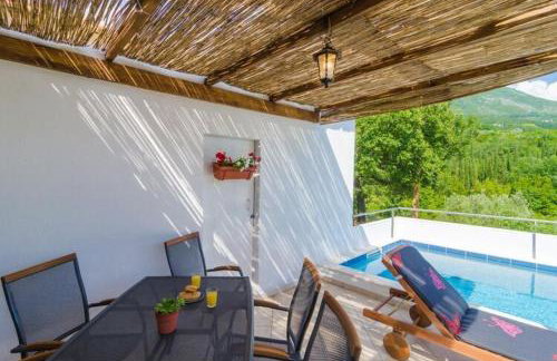 Villa Dalmatian Gem - Two-Bedroom Villa with Terrace and Swimming Pool - Photo 32