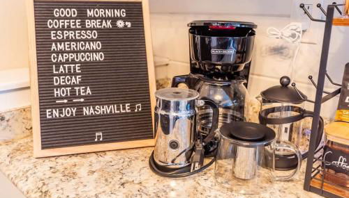 Sleeps 6-Full Kitchen-4 Beds-Big Couch-OfficeSpace - Foto 3