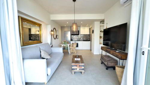 Boho Chic Apt, Frontline Sea & Paseo Views - Photo 3